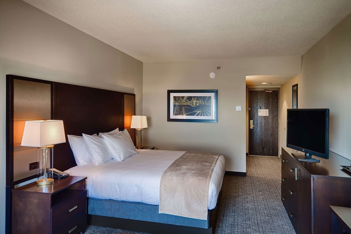 Hypo-allergenic bedding, down comforters, in-room safe, desk