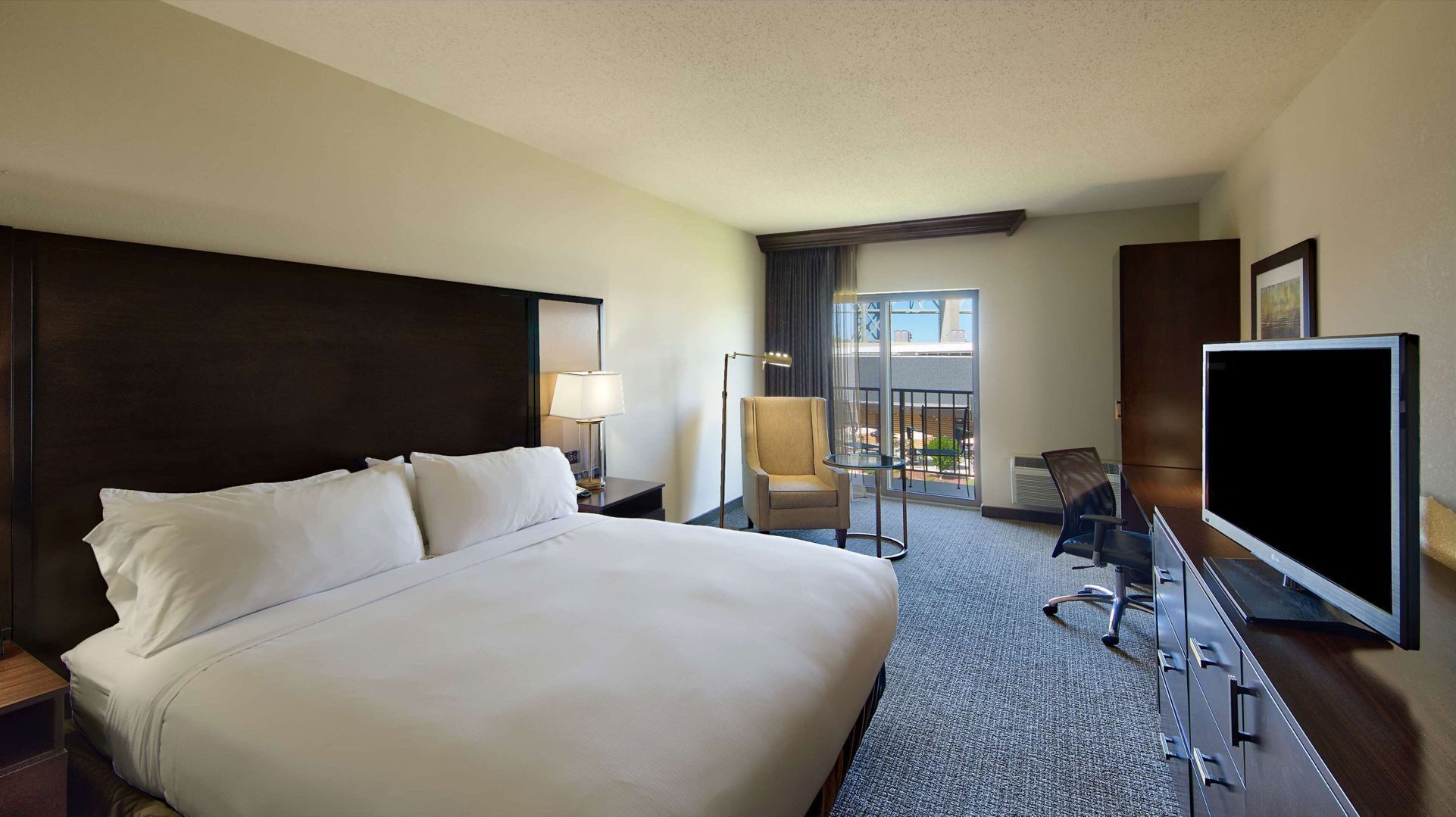 Hypo-allergenic bedding, down comforters, in-room safe, desk