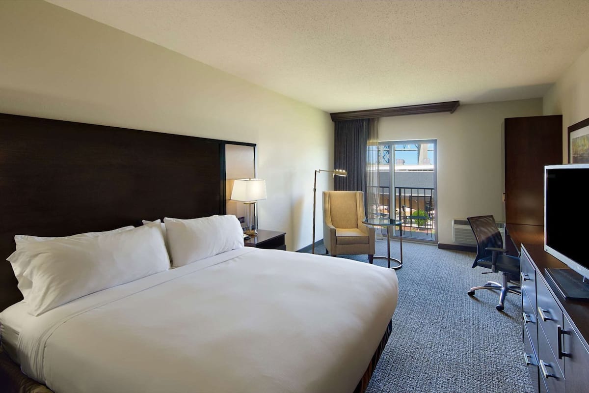 Hypo-allergenic bedding, down comforters, in-room safe, desk