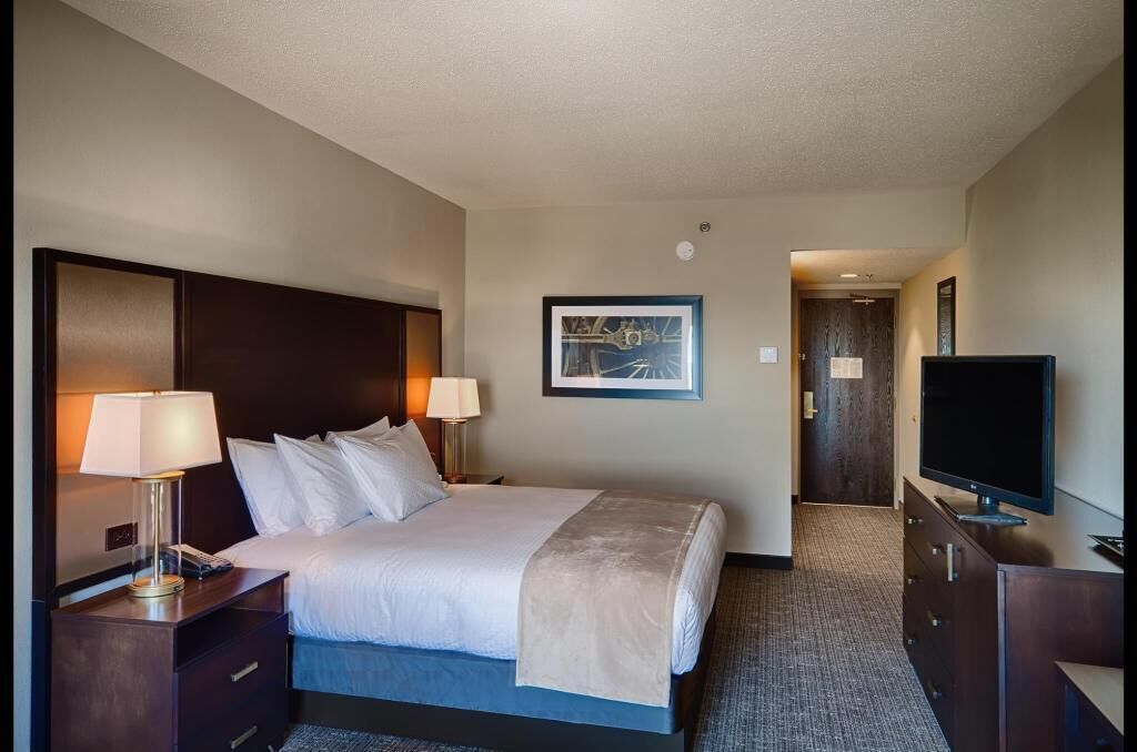 Hypo-allergenic bedding, down comforters, in-room safe, desk