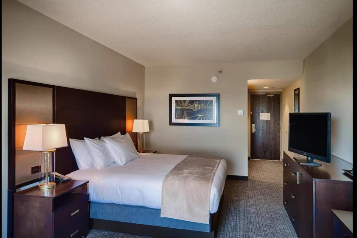 Hypo-allergenic bedding, down comforters, in-room safe, desk
