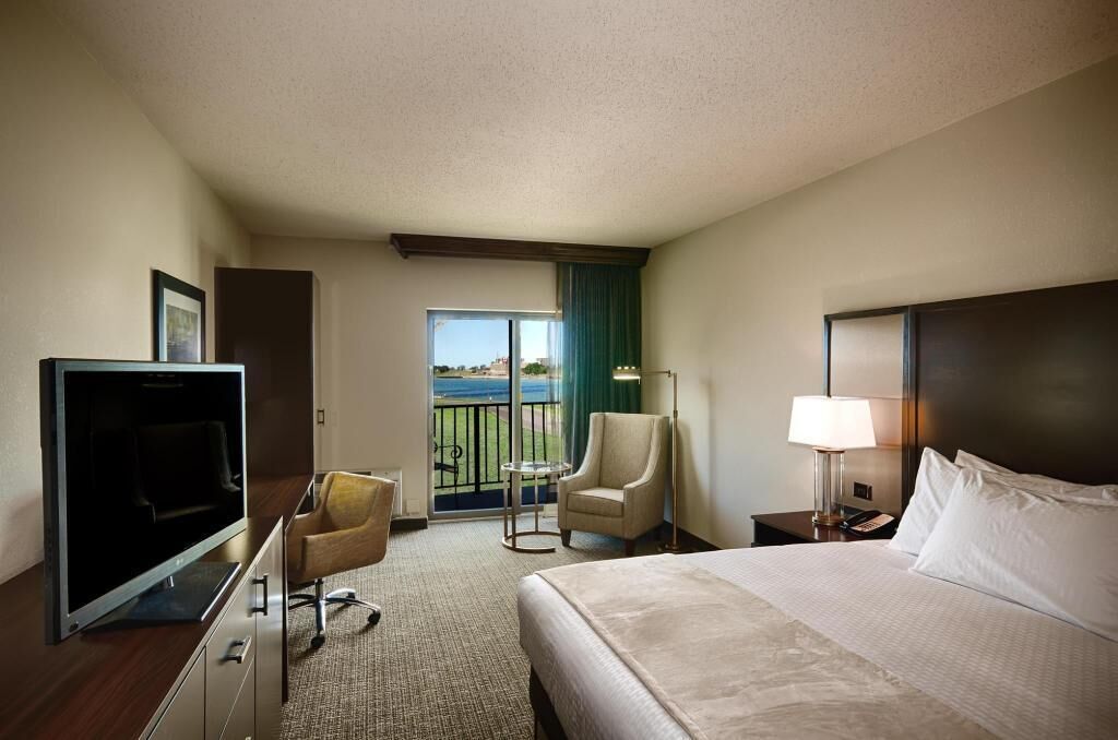 Hypo-allergenic bedding, down comforters, in-room safe, desk