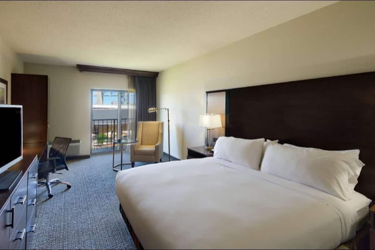 Hypo-allergenic bedding, down comforters, in-room safe, desk