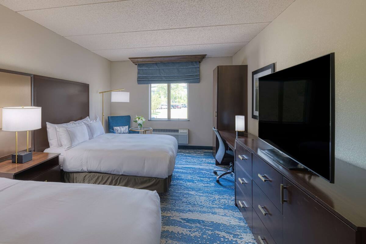 hypo-allergenic bedding, down duvets, in-room safe, desk