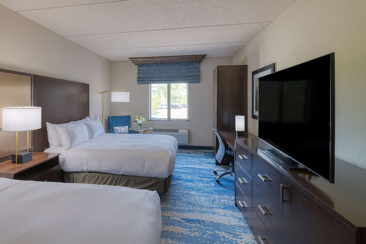 Hypo-allergenic bedding, down duvets, in-room safe, desk