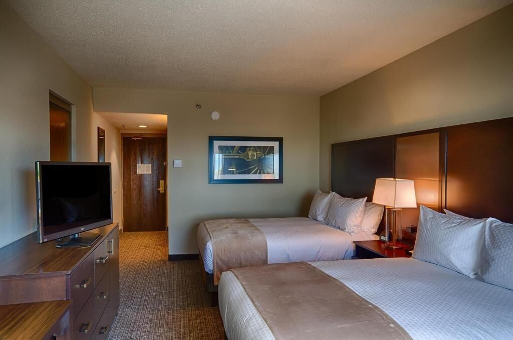 Hypo-allergenic bedding, down comforters, in-room safe, desk