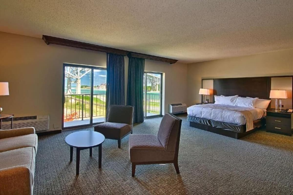Hypo-allergenic bedding, down comforters, in-room safe, desk