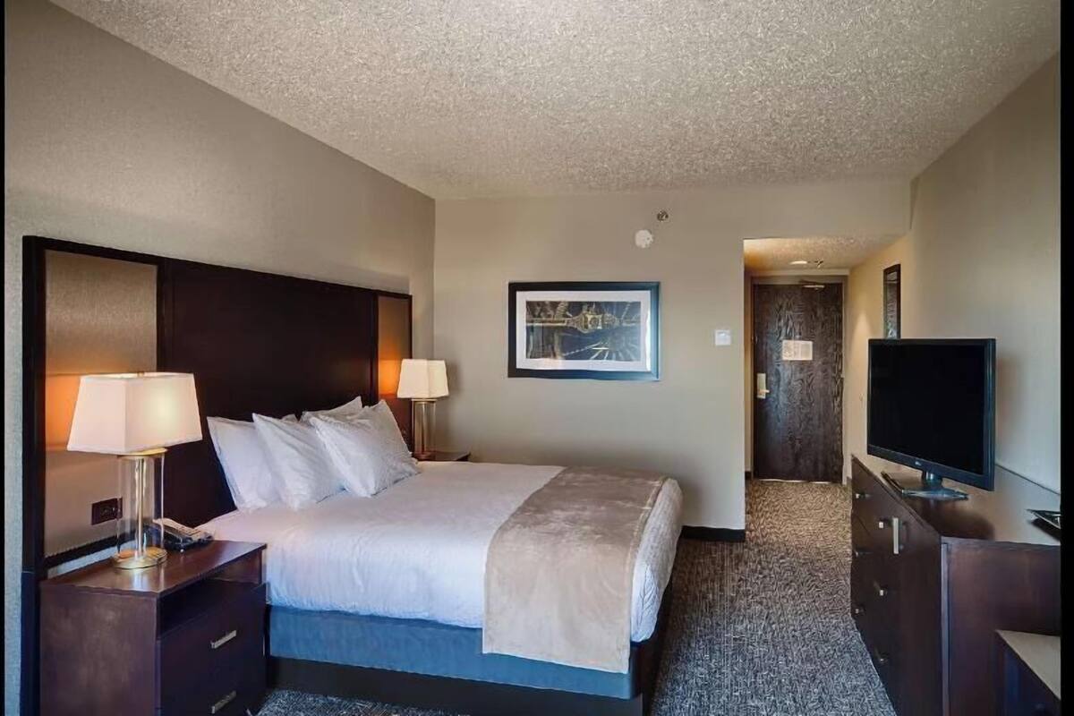 Hypo-allergenic bedding, down comforters, in-room safe, desk