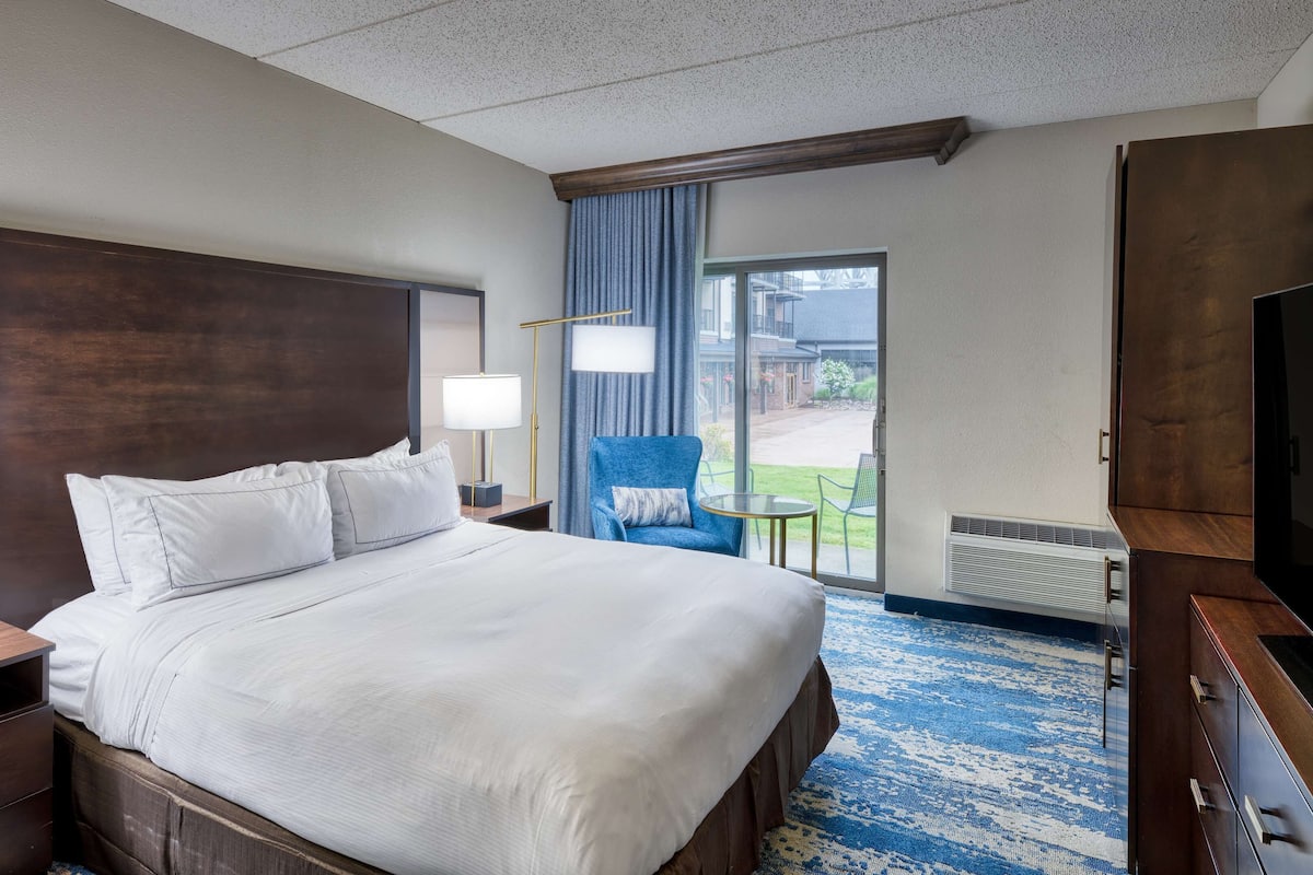 Room, 1 King Bed, Accessible (Mobility & Hearing, Roll-in Shower)