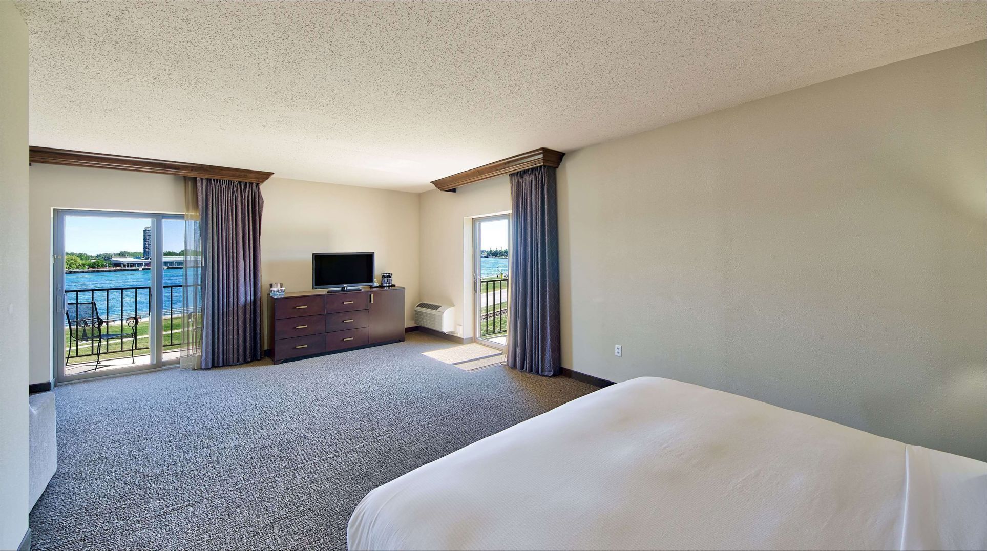 Hypo-allergenic bedding, down comforters, in-room safe, desk