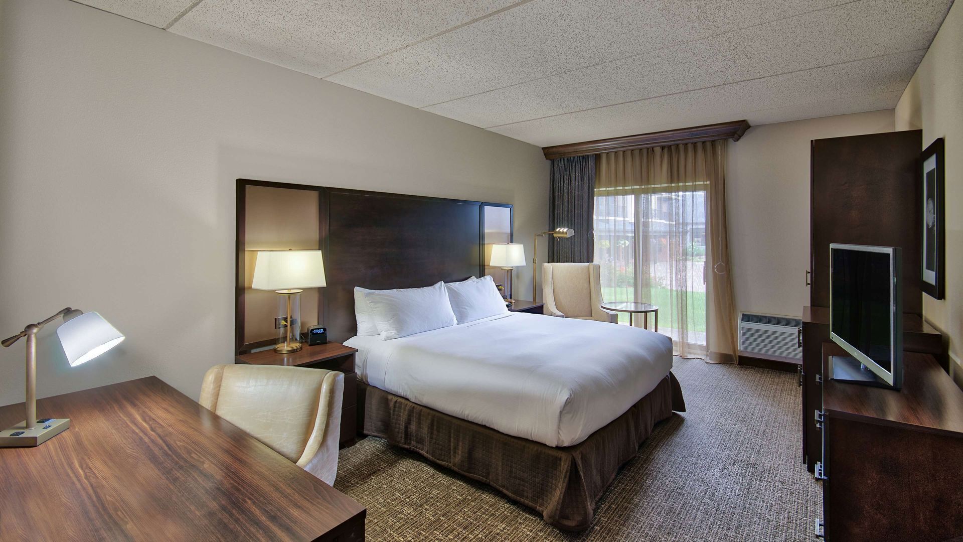 Hypo-allergenic bedding, down comforters, in-room safe, desk