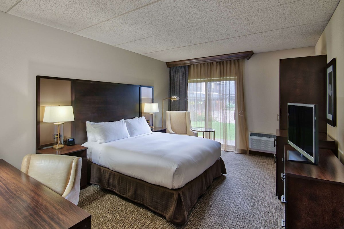 Hypo-allergenic bedding, down comforters, in-room safe, desk