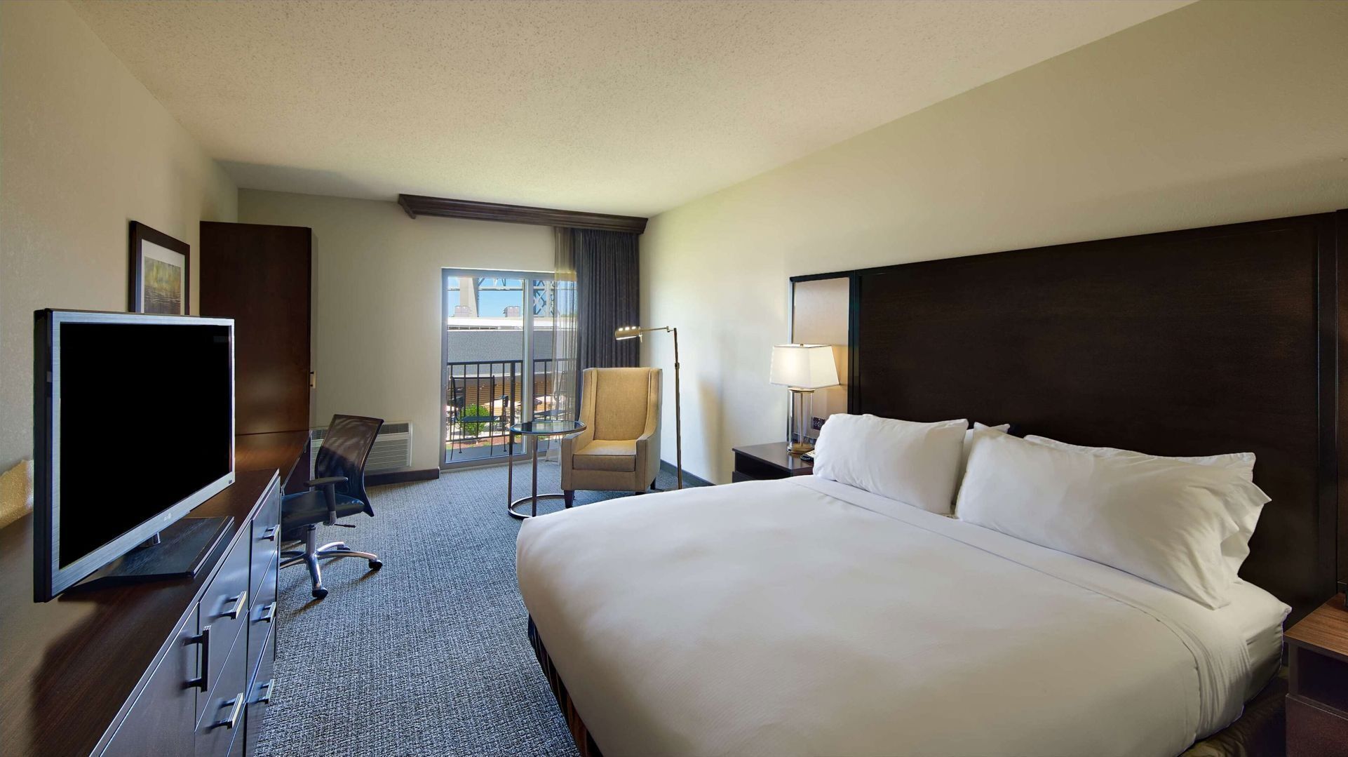 Hypo-allergenic bedding, down comforters, in-room safe, desk