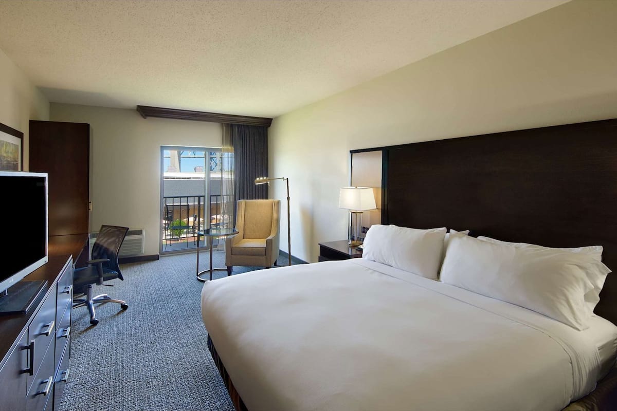 Hypo-allergenic bedding, down comforters, in-room safe, desk