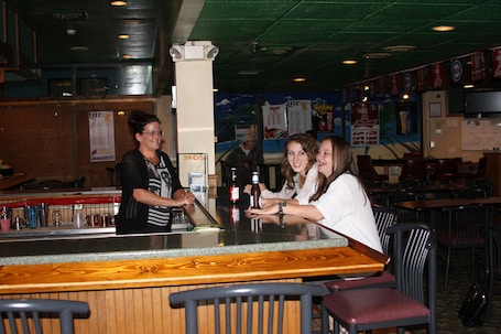 Con vista a la piscina, se sirven cenas y happy hour