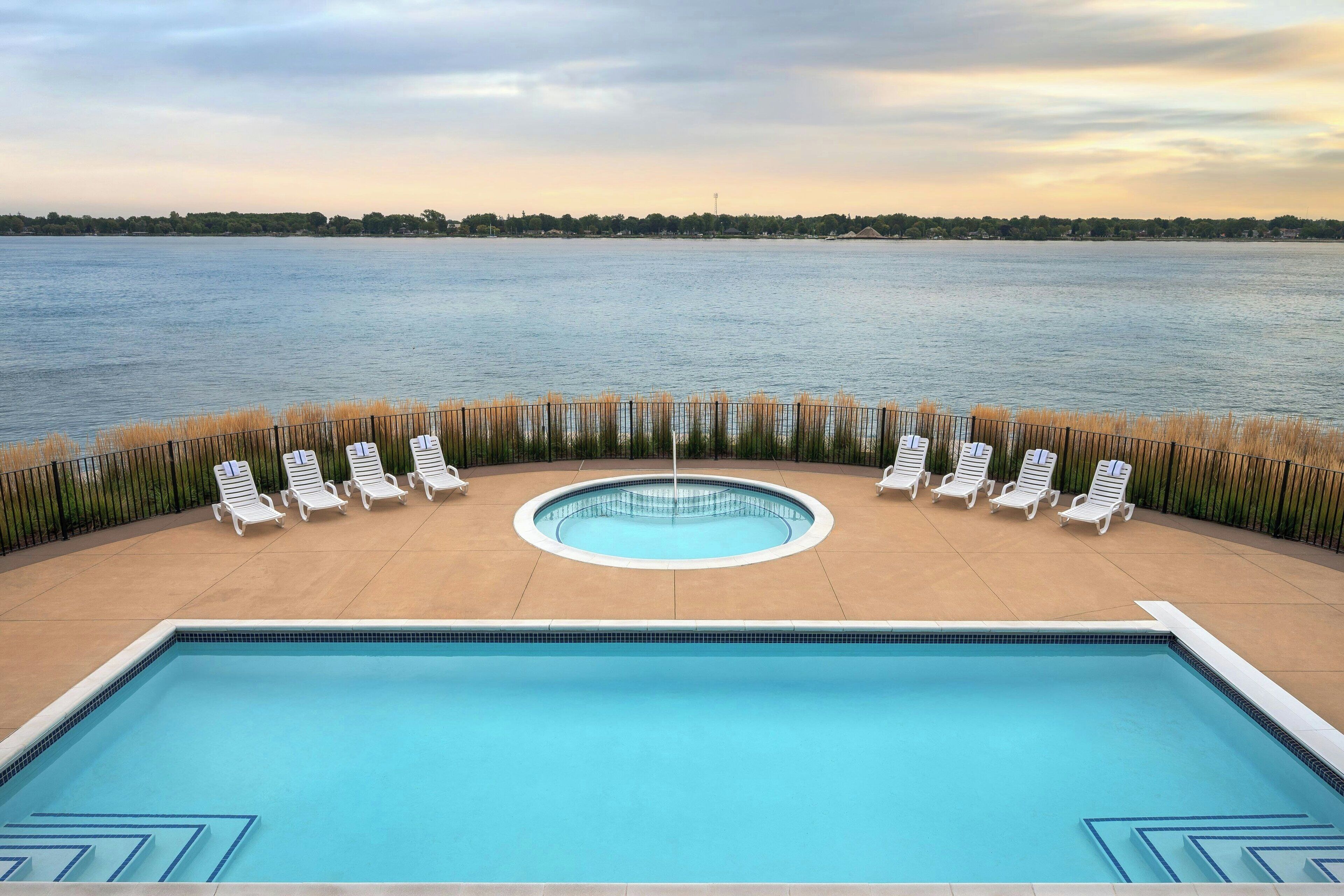 季节性开放的室外游泳池，日光浴躺椅