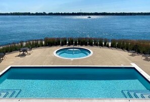 Una piscina al aire libre de temporada