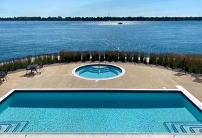 Una piscina al aire libre de temporada, sillones reclinables de piscina