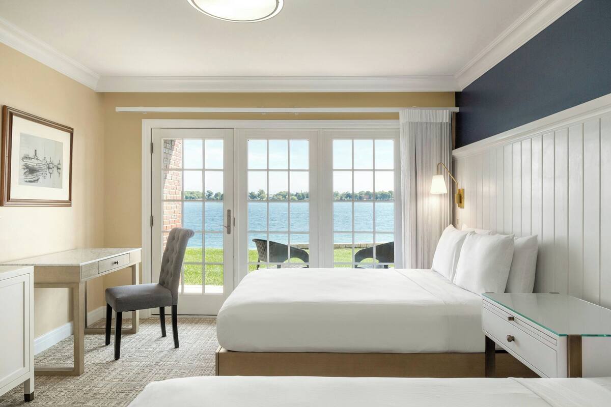Chambre, 2 grands lits, balcon, vue sur le fleuve | Literie de qualité, fer et planche à repasser, accès au Wi-Fi (inclus)