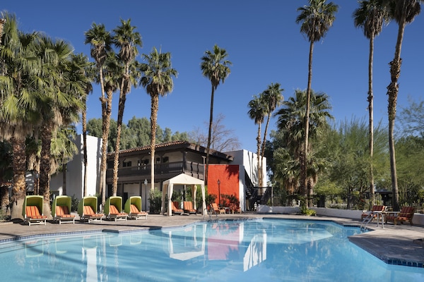 5 piscine all'aperto, cabine incluse nel prezzo, ombrelloni da piscina