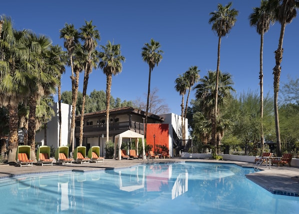 5 outdoor pools, free cabanas, pool umbrellas