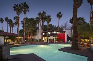 5 piscinas al aire libre, camas de piscina gratis, sombrillas