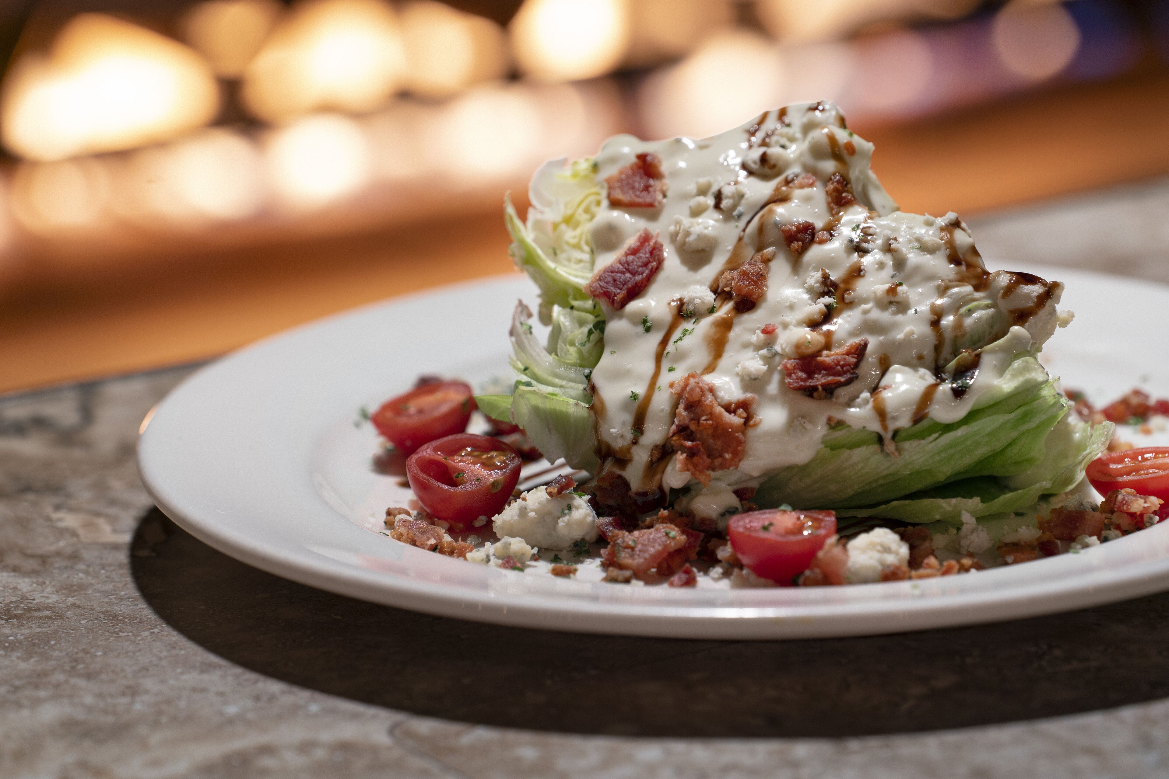 Ensalada con lechuga, tomates y crutones en un plato.