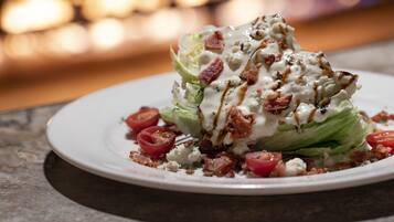 Ensalada con lechuga, tomates y crutones en un plato.