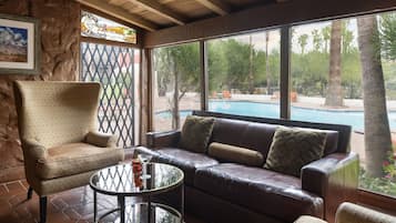 Se sirven almuerzos y cenas, junto a la piscina