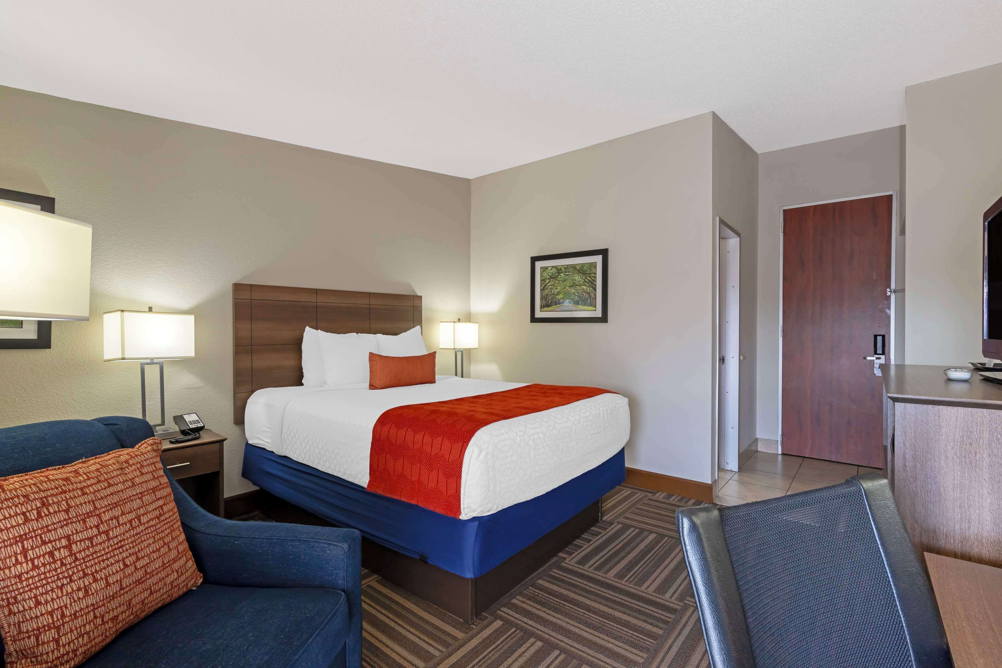 standard room, 1 queen bed, non smoking | desk, laptop workspace, iron/ironing board, wifi