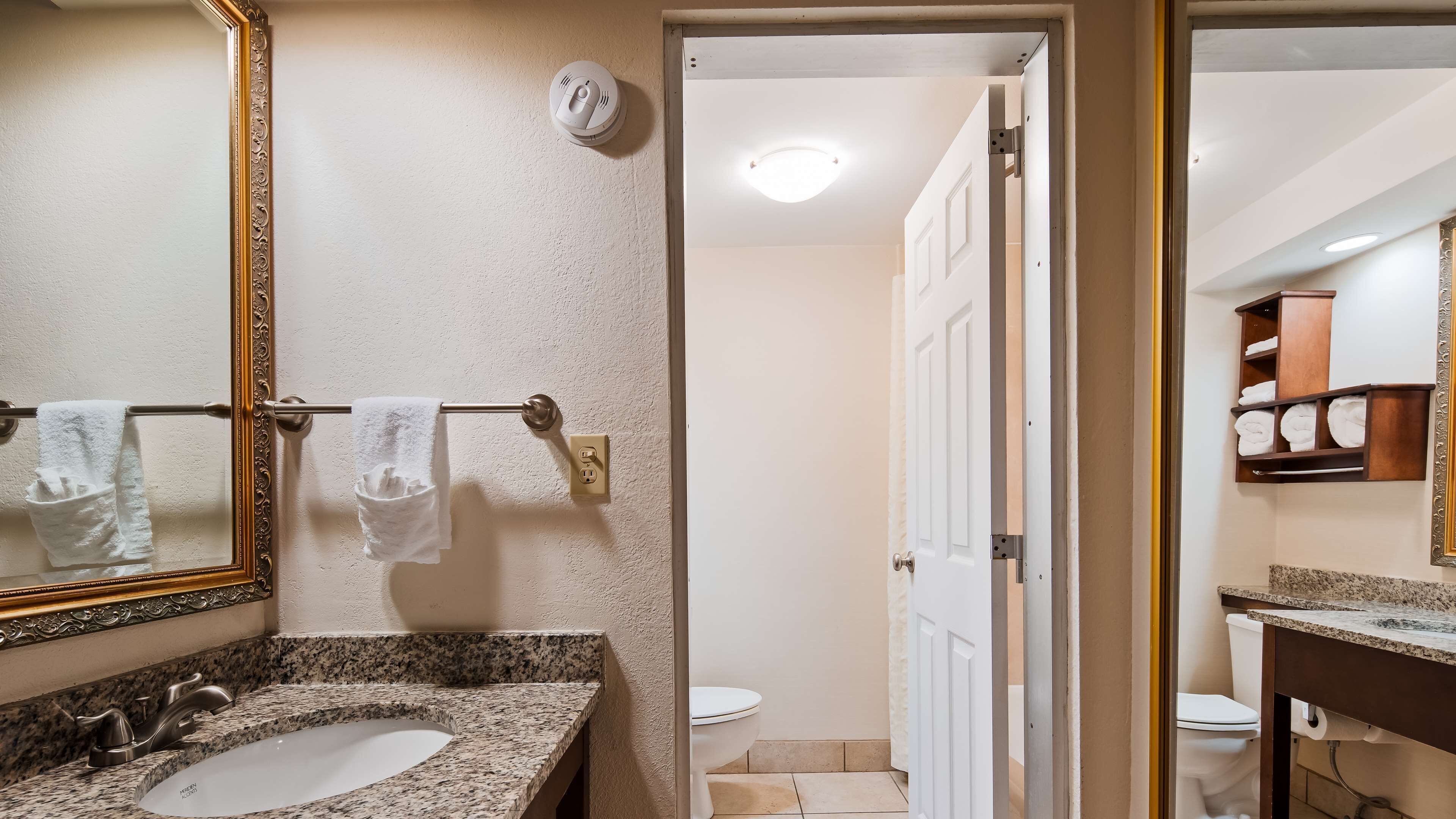 Bathroom | Combined shower/tub, free toiletries, hair dryer, towels