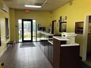 Check-in/check-out kiosk - A Red Dot Inn Milledgeville (Milledgeville)