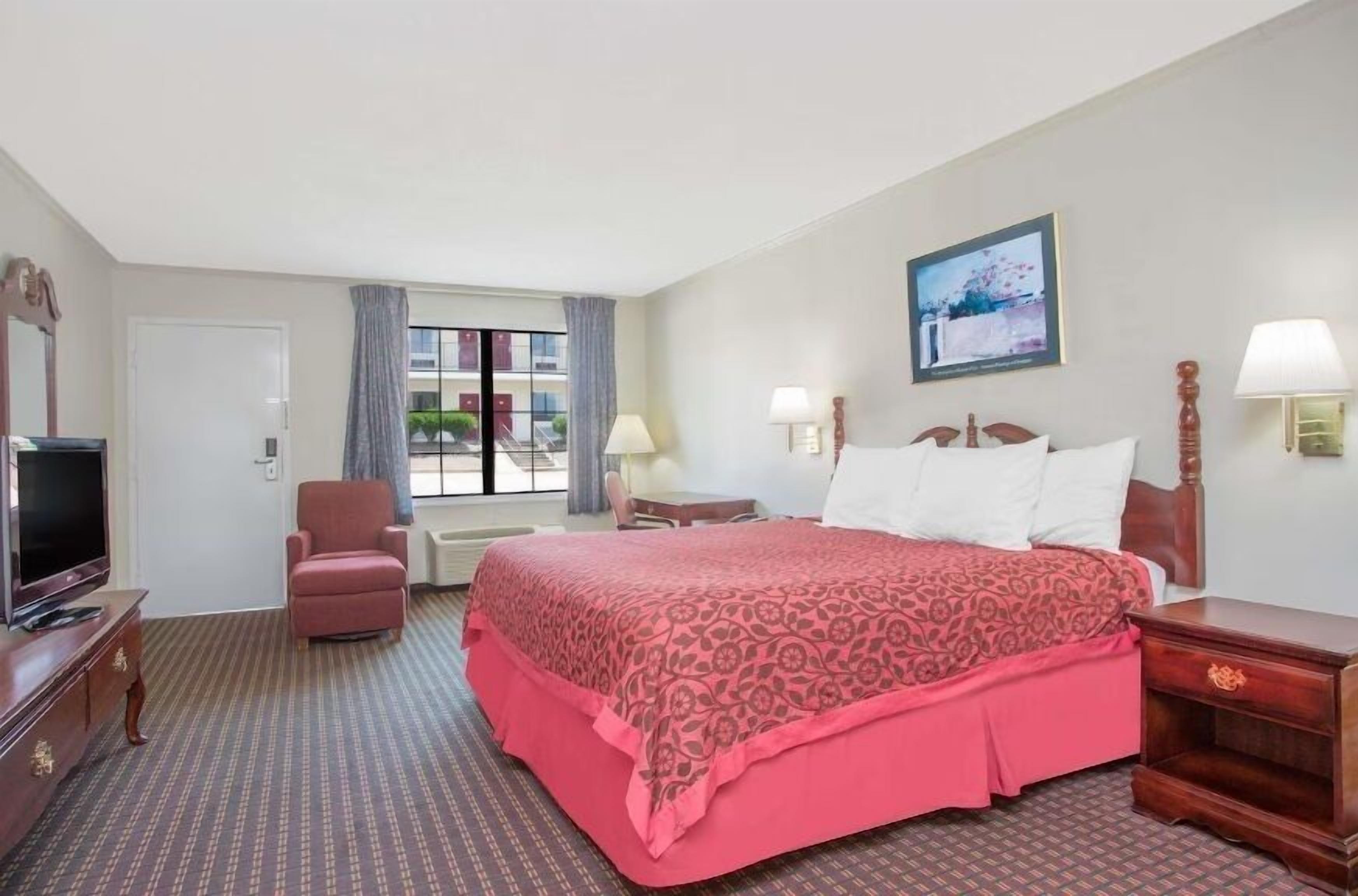 Room, 1 King Bed, Non Smoking | Free WiFi, bed sheets