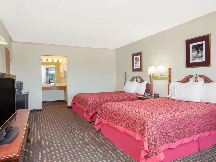 Escritorio, cortinas blackout, cunas y camas plegables/adicionales