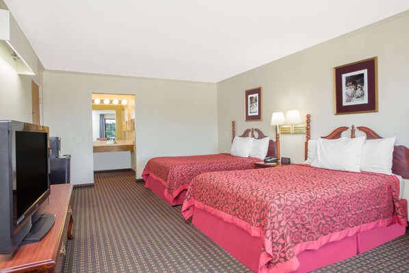 Desk, blackout curtains, cots/infant beds, rollaway beds - Days Inn by Wyndham Milledgeville (Milledgeville)