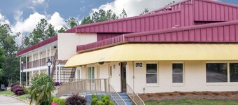 A Red Dot Inn Milledgeville