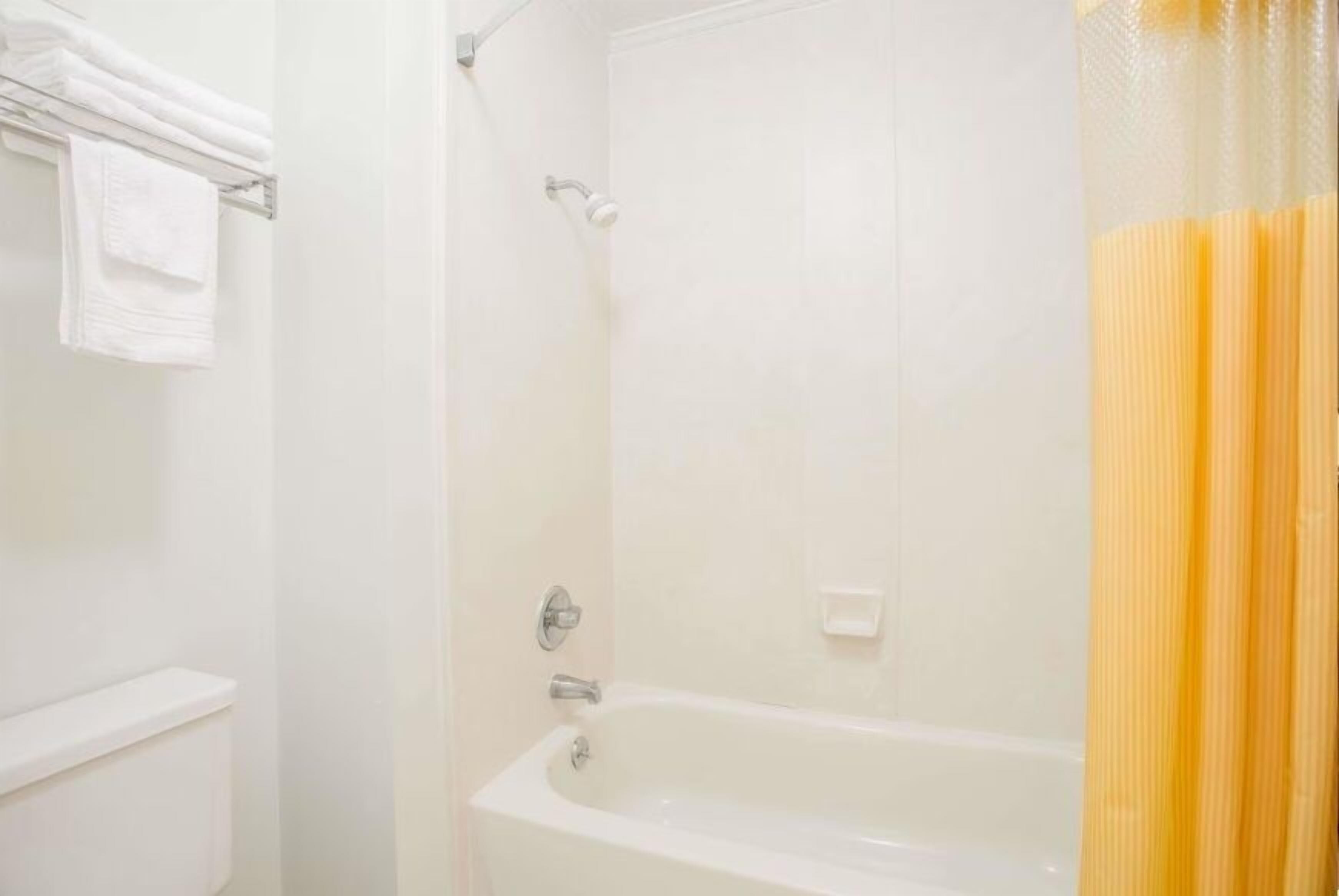 Deep soaking tub, free toiletries, towels