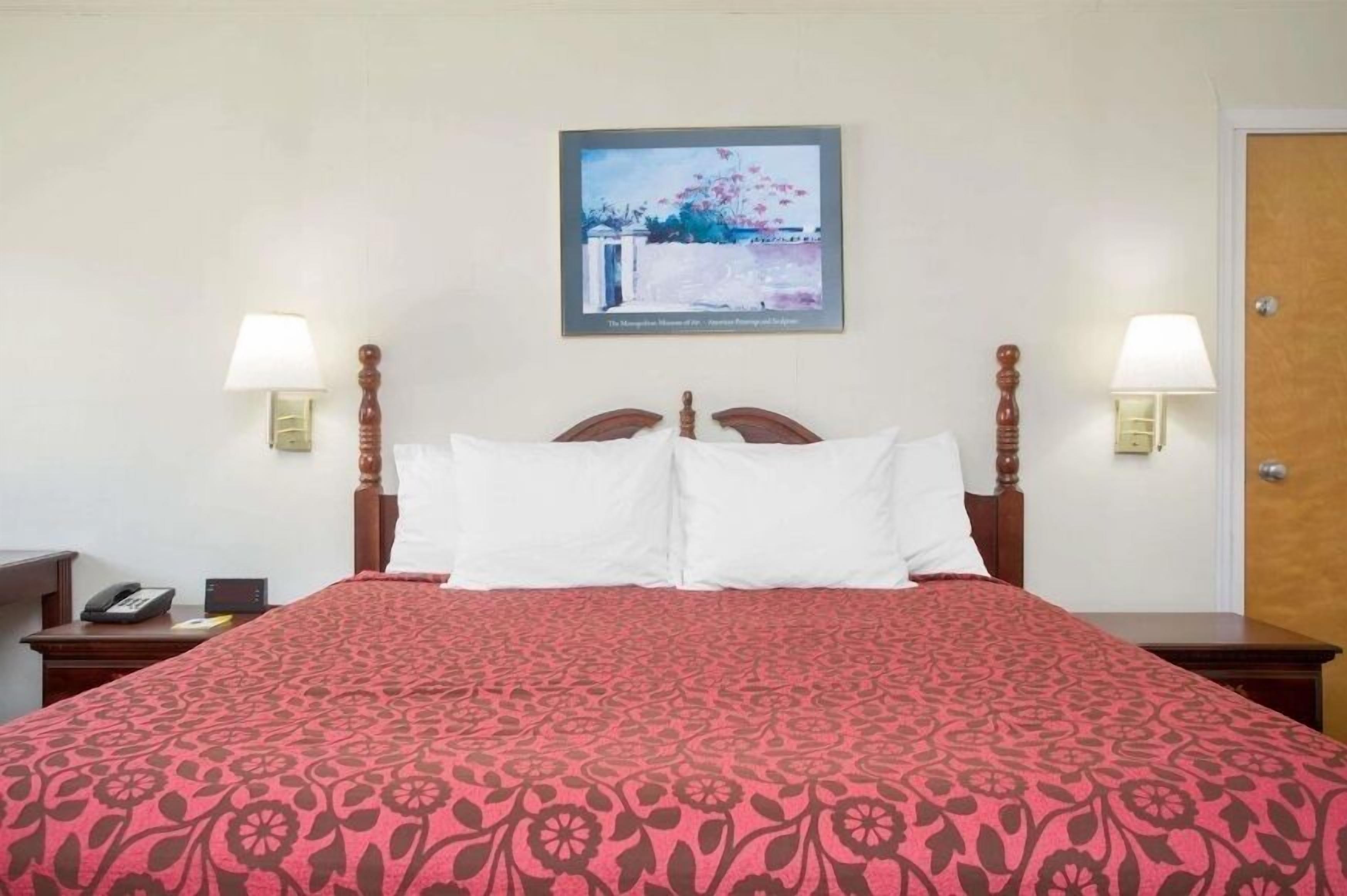 Room, 1 King Bed, Non Smoking | Free WiFi, bed sheets