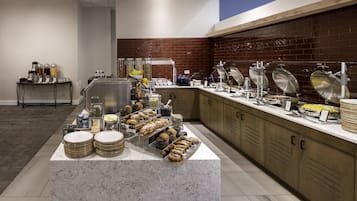 Tägliches großes Frühstück gegen Gebühr