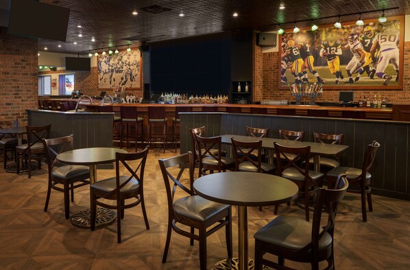 2 quầy bar/khu lounge, bar thể thao 