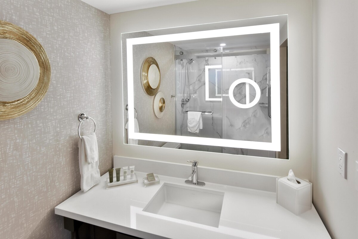 Een bad/douchecombinatie, gratis toiletartikelen, handdoeken