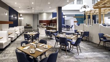 朝食 (フル ブレックファスト)、毎日提供 (有料)