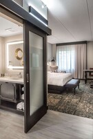 Ropa de cama de alta calidad y caja de seguridad en la habitación 