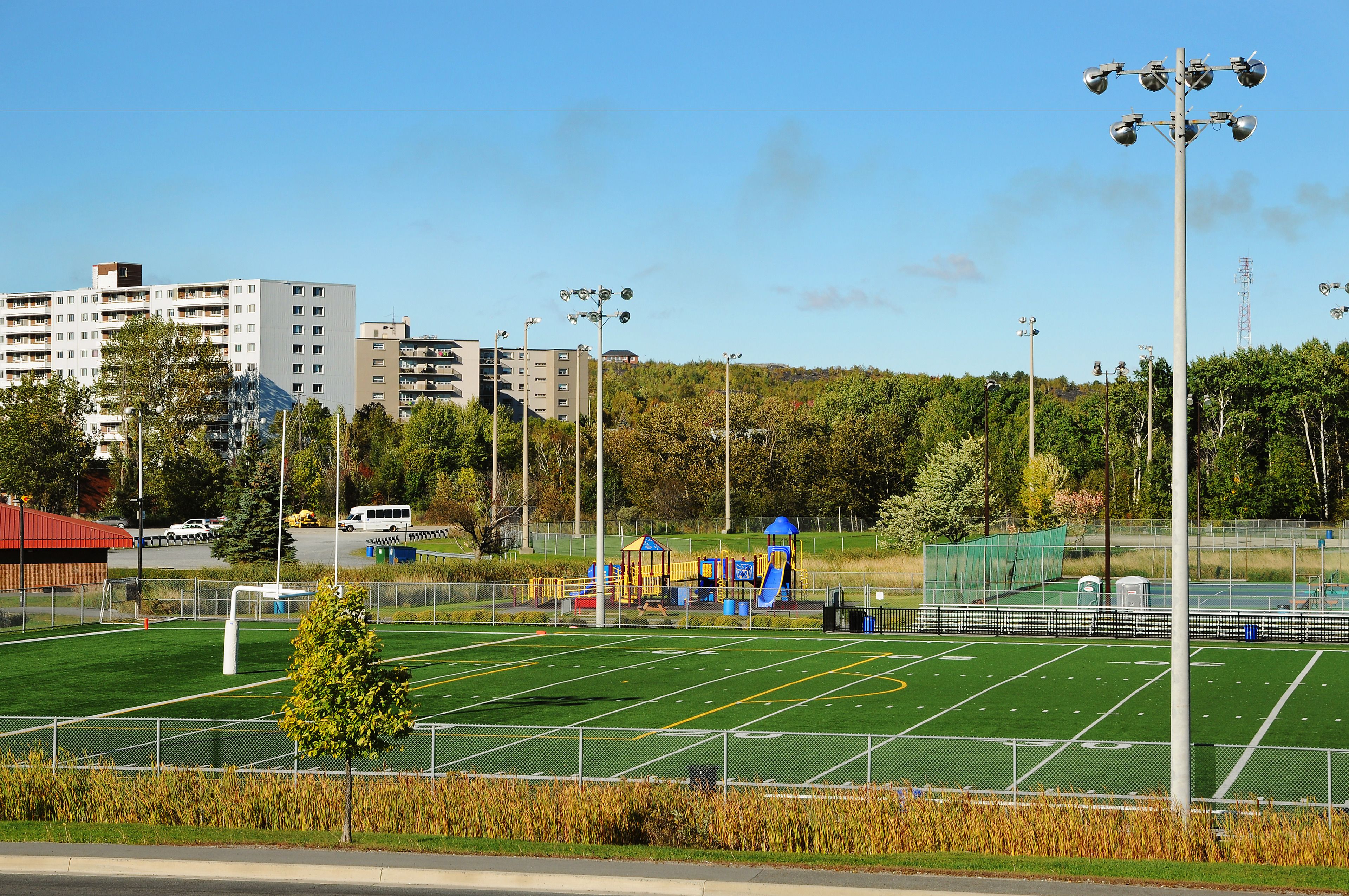 room, 1 queen bed | sports court