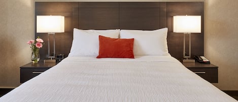 Camera, 1 letto queen | Biancheria da letto ipoallergenica, una scrivania, tende oscuranti