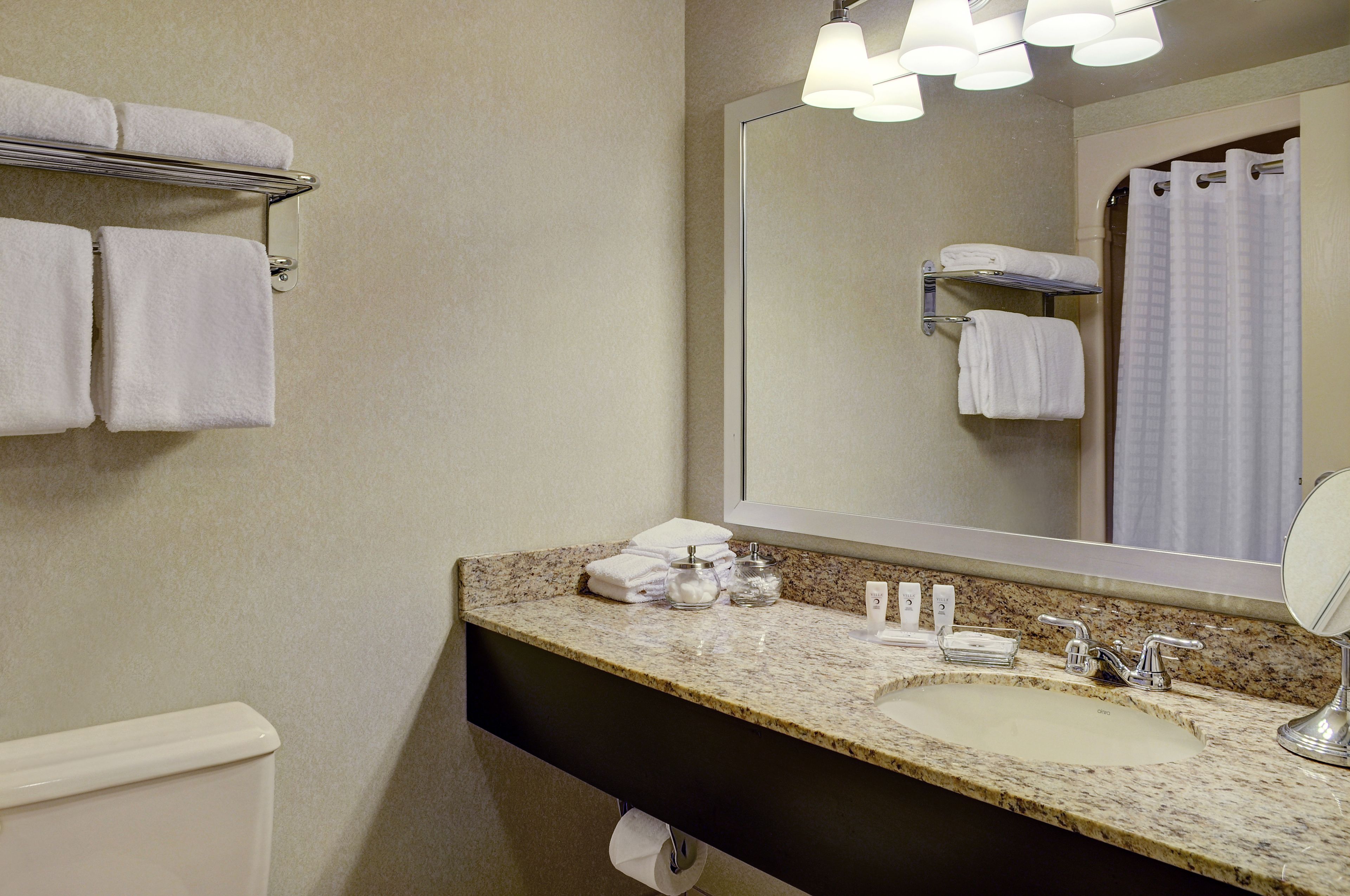 combined shower/bathtub, deep-soaking bathtub, free toiletries