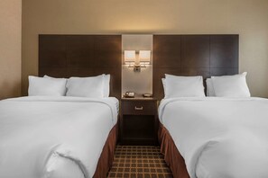 Camera Standard, 2 letti queen, non fumatori | Una scrivania, postazione laptop, tende oscuranti, insonorizzazione