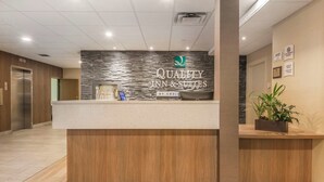 Una mesa de recepción con un letrero que dice 'Quality Inn & Suites by Choice'.