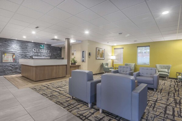 Lobby - Quality Inn & Suites Downtown Windsor (Windsor)