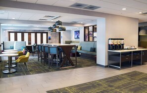 بوفيه فطور مجانًا يوميًا